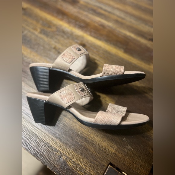 Munro Bethany Sandals - Picture 2 of 4